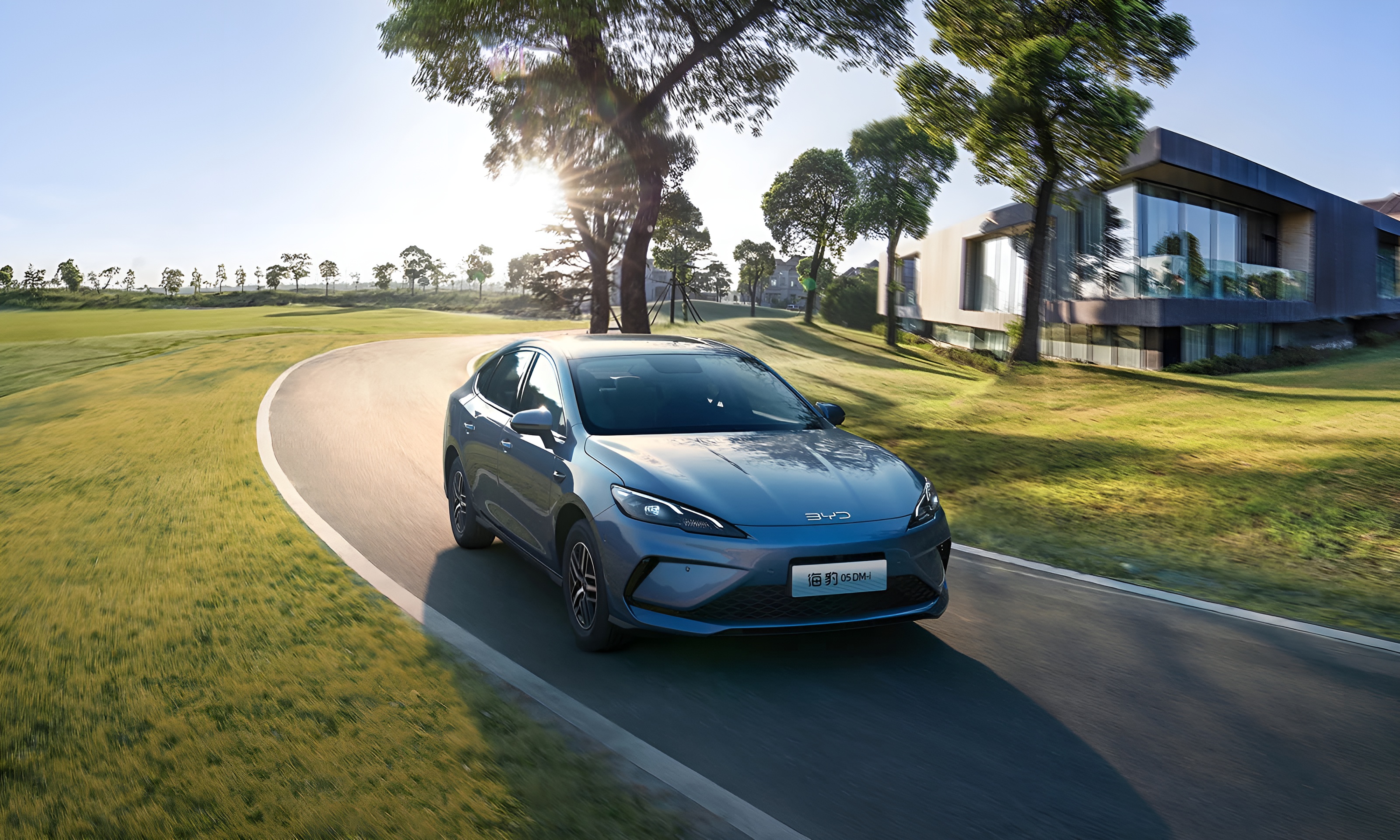 Гібридний автомобіль BYD Seal 05 DM-i